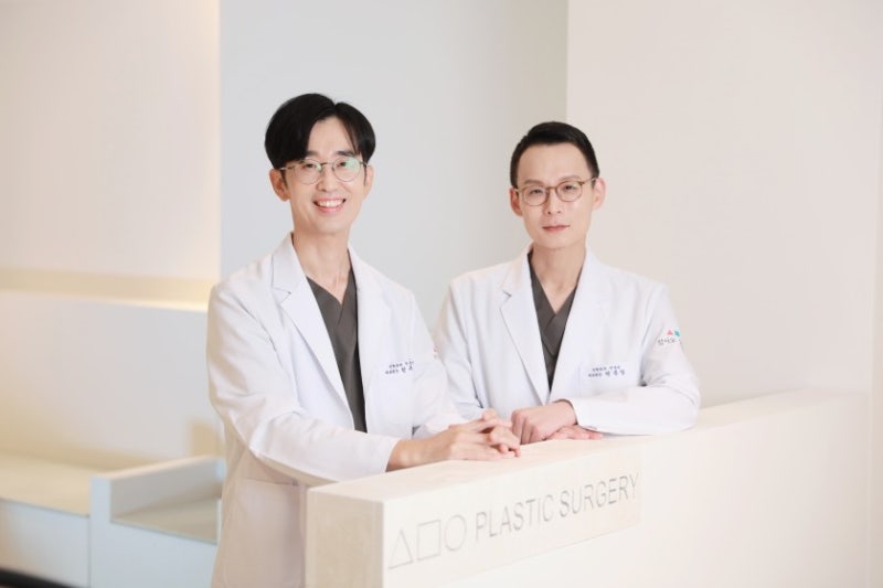 삼사오성형외과 로고 및 의료진 안내