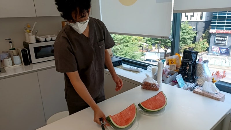수박을 직접 손질하시는 한규남 원장님
