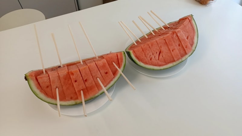 직원들을 위해 손질된 수박